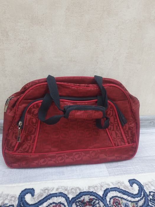 Продаются разные сумочки.