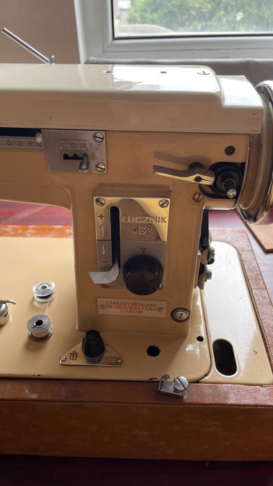 Продавам Шевна машина Lucznik 432 в отлично състояние + подарък.