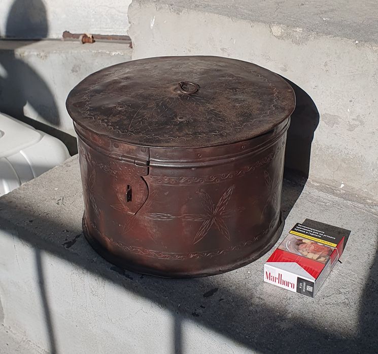 Старинна метална кутия