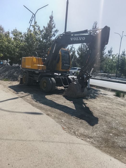 Ekskavator Volvo 135 sotiladi