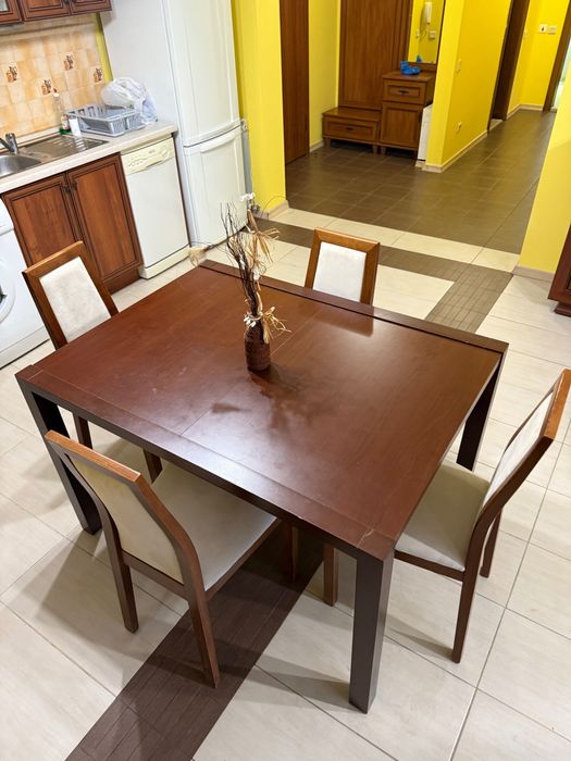 Дървена холна маса