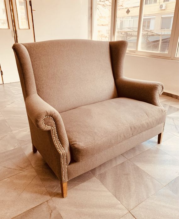 Шведски двуместен wingback диван – скандинавски дизайн