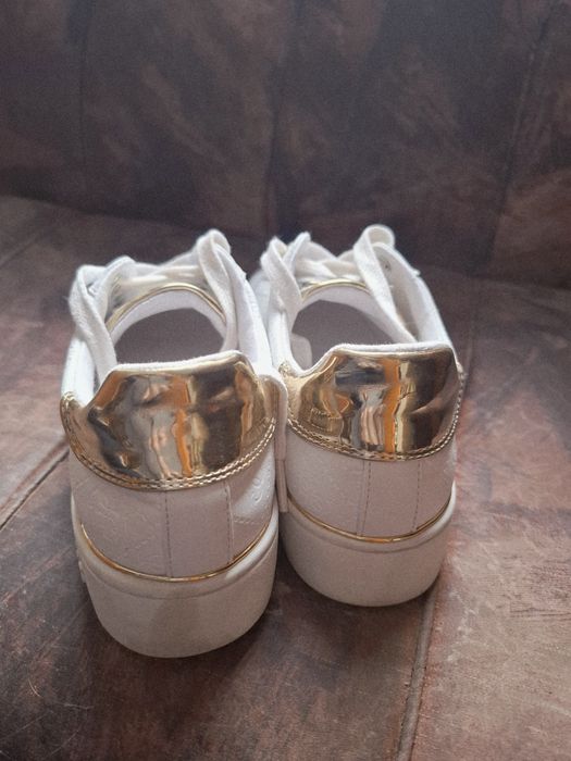 Сникърси Guess нови