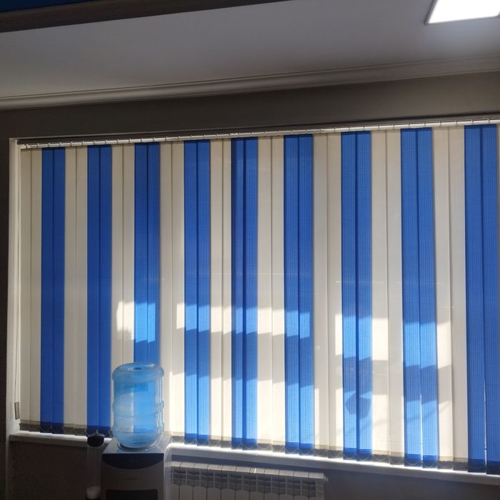 Жалюзи сине-белые