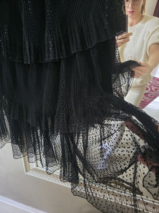 Fusta din tull cu buline, ideala pentru un loop fresh si tineresc