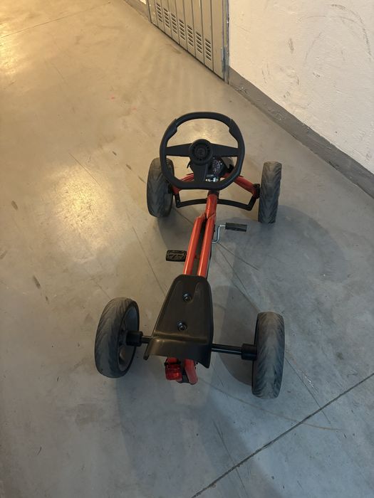 DETALII   Kart cu pedale pentru copii, anvelope masive până la 45 kg