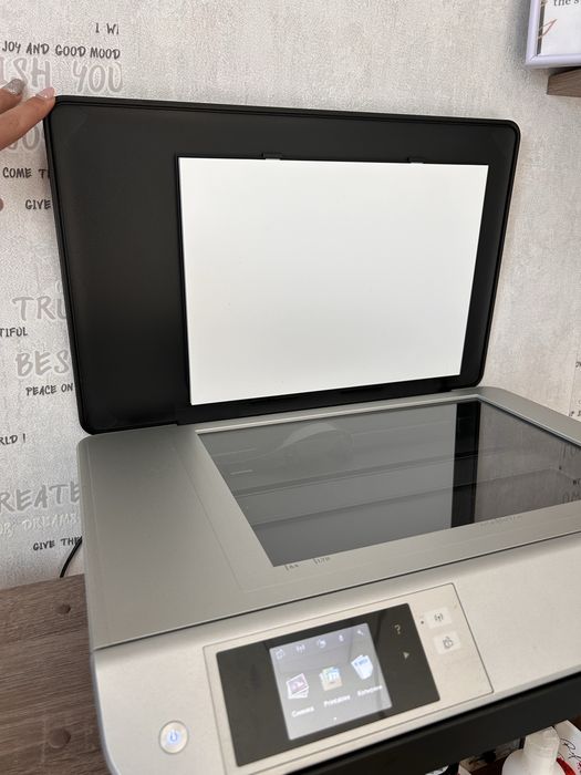 Принтер HP ENVY 5532 в добро състояние с два черни и един цяетен тонер(неотворени)