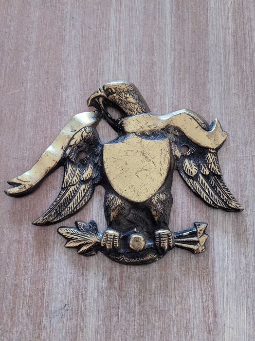 Масивен бронзов орел