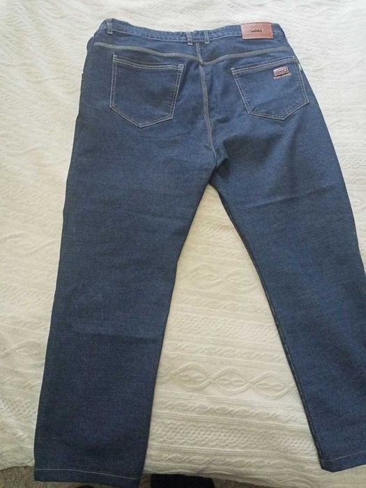 джинсы темно синие..