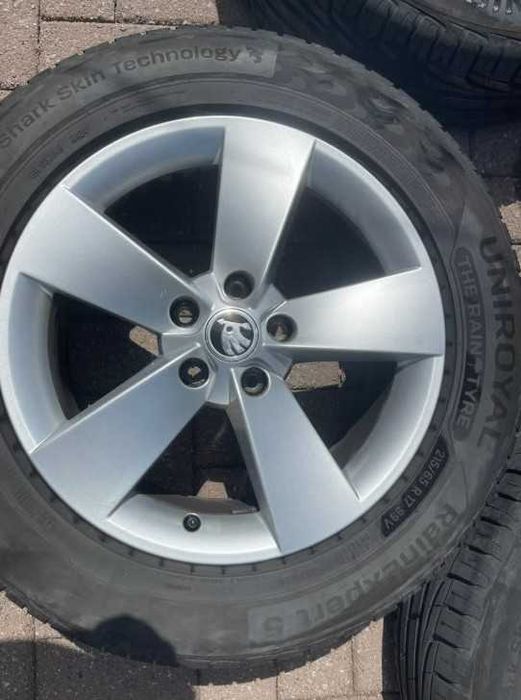 Oригинални джанти на Шкода с гуми 215/65/17 Uniroyal