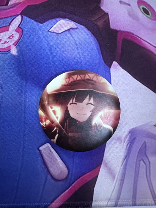 продаю аниме значки