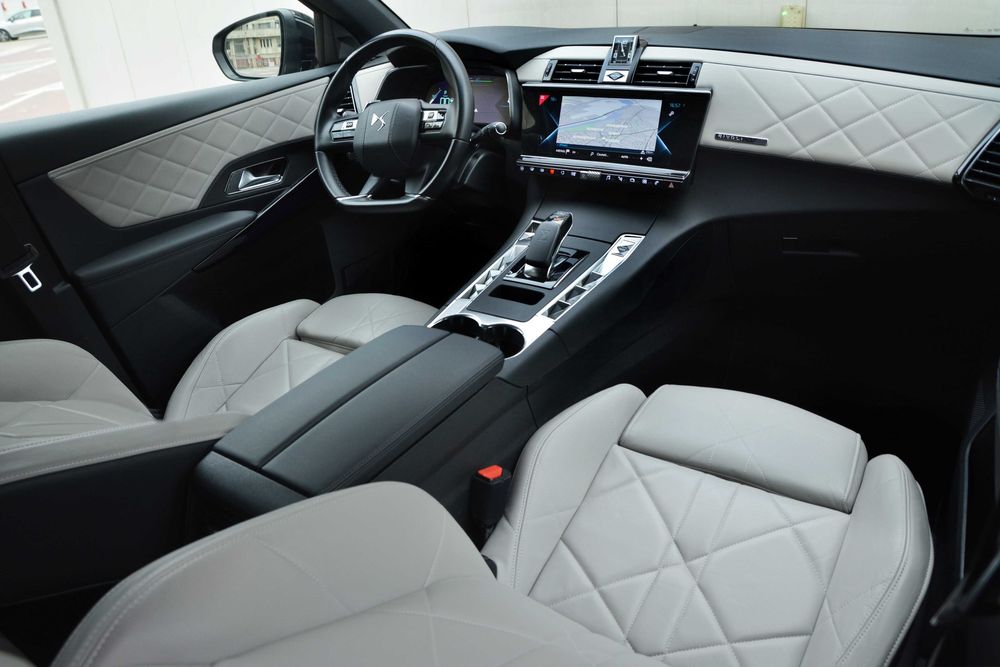 DS7 Crossback / Rivoli / 300 CP/ 4X4 / Plug-In Hybrid / Masaj / Distronic