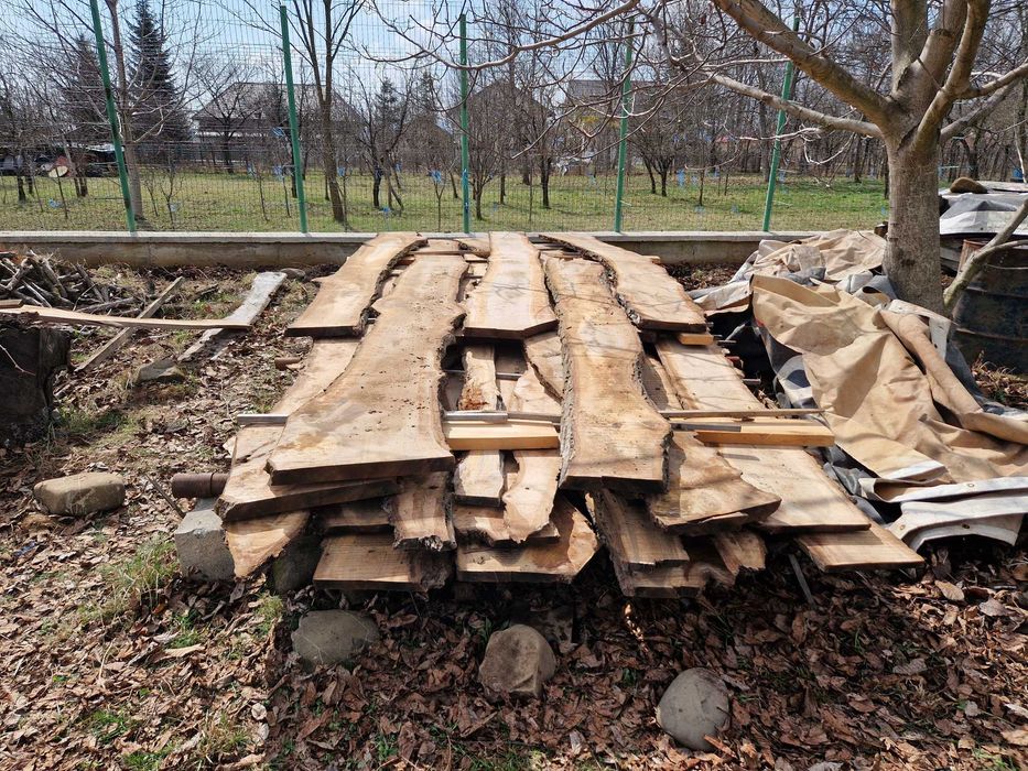 Scandura, dulapi de nuc.