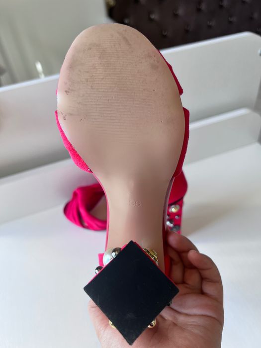 красные босоножки