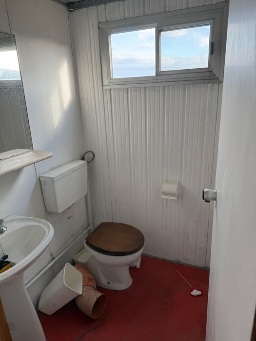 Container de 10mx 2,40 cu baie încălzire și electricitate