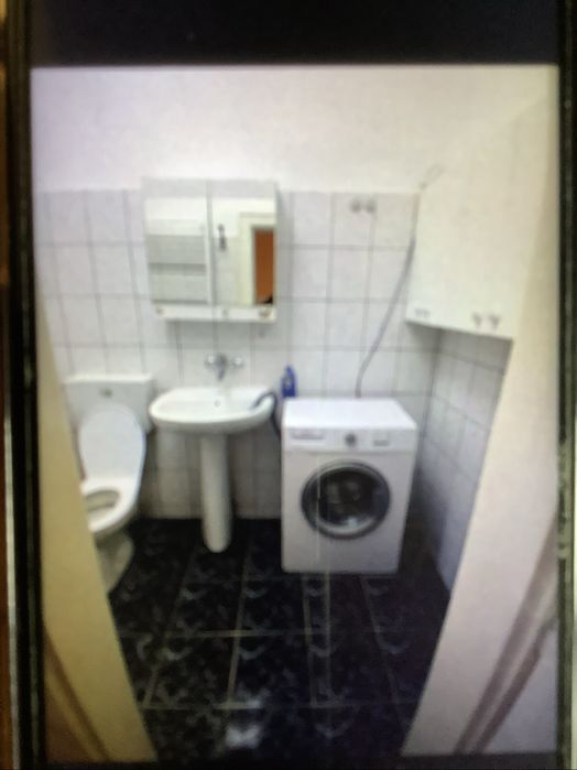 Inchiriez un apartament    central.  cu 2 , camere (piața mare)Titulescu , cu curte