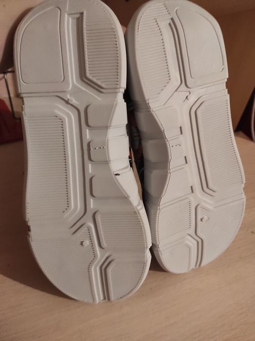 Продам кроссовки .