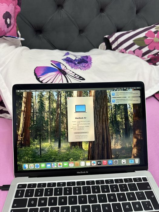 Vând MacBook Air 13” Retina (model 2020) nu tine bateria