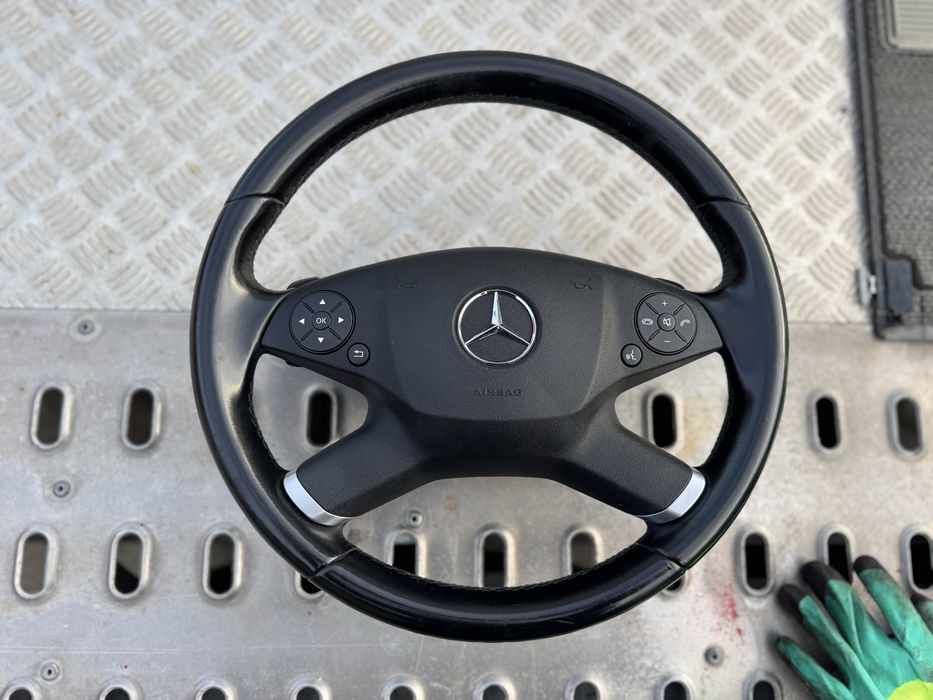 Черен кожен волан с пера свален от Mercedes E класа W212