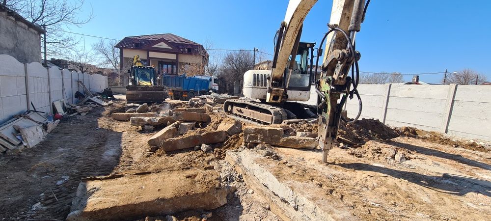 Buldoexcavator cu Picon. Demolari hale, case . Debarasare moloz moluz