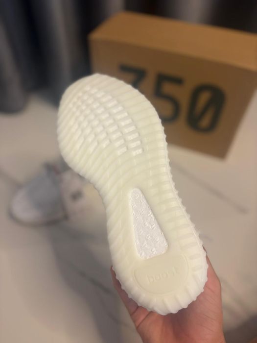 Adidasi yeezy 350 boost v2