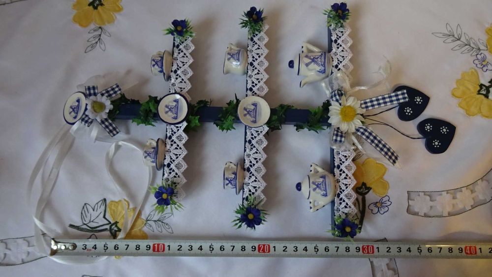 Декоративна висяща етажерка с миниатюрен сервиз  в делфтски стил.