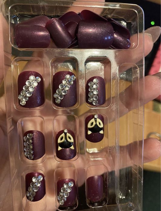 Изкуствени нокти. Различни модели.