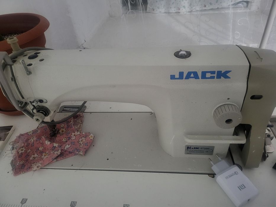 Продам швейную машину