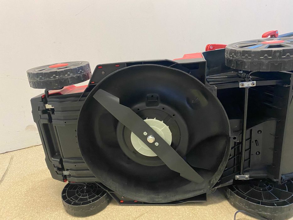 R20 Косачка безч. 40V 37cm 35L 6нива 2x2Ah 300m2 /Косачка бенз. 2.5kW