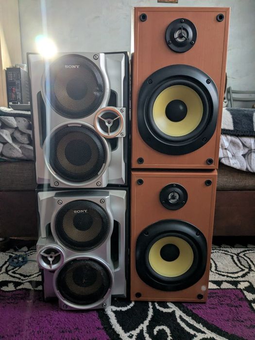 Două feluri de boxe sony