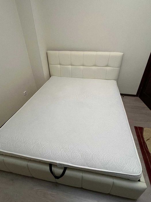 Двуспальная кровать