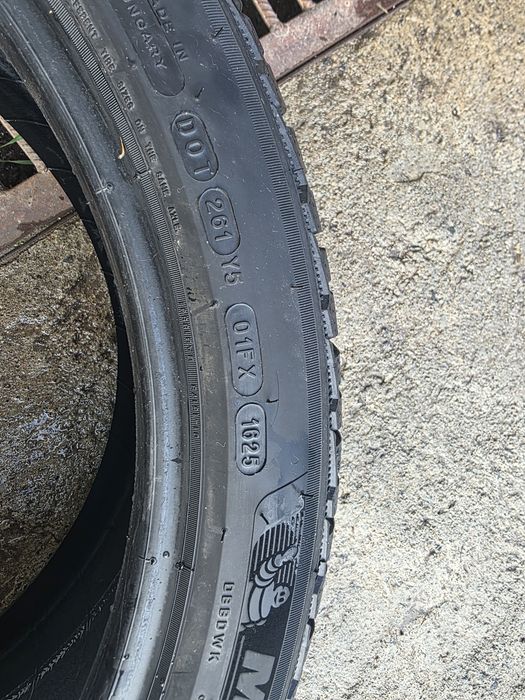 255/40R21 DOT 1625  285/35R21 DOT1925