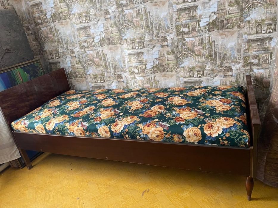 Кровать односпальная дерево.