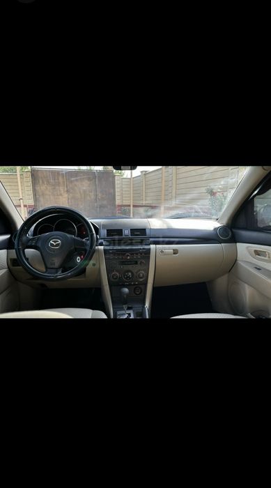 Машина Мазда 3 чорный