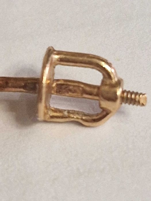 Золотые серьги-гвоздики с бриллиантами