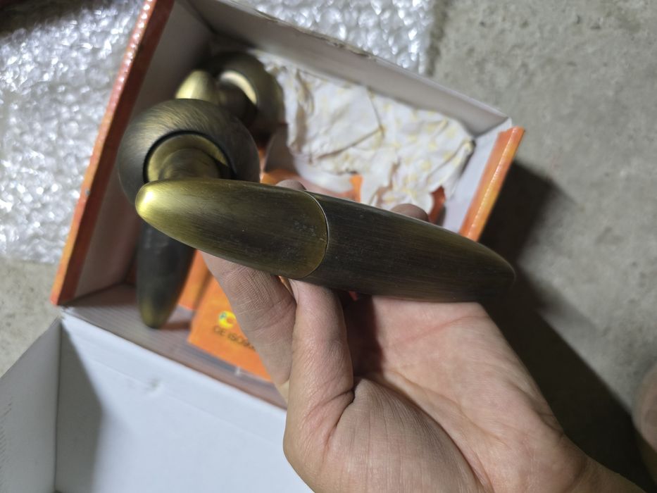 Продам дверные ручки SUTORA