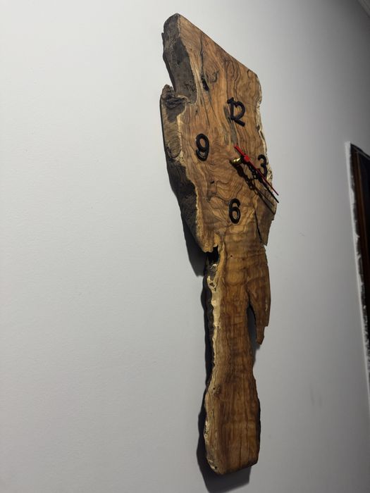 Уникален стенен часовник от истинско дърво