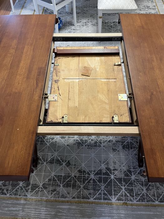 Стол и стулья для гостиной