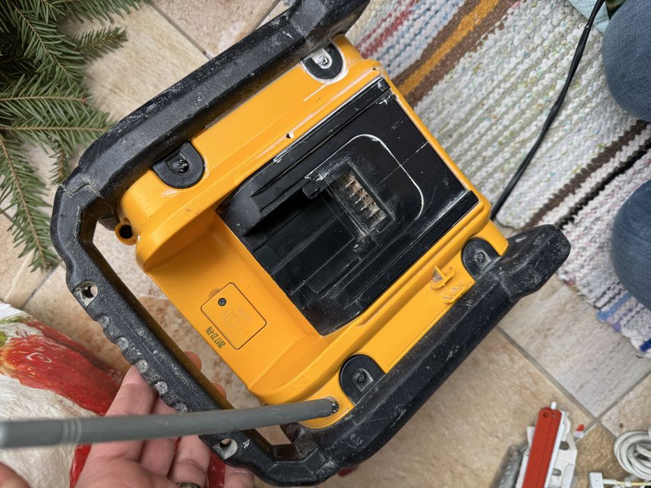 Radio dewalt sunet defect