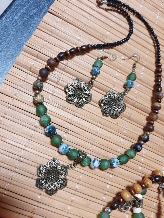 Ръчно изработени уникални бижута от полускъпоценни камъни. Подаръци.