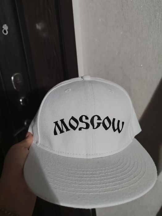 Бейсболка с прямым широким  козырьком