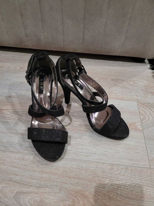 Продам туфли на каблуках