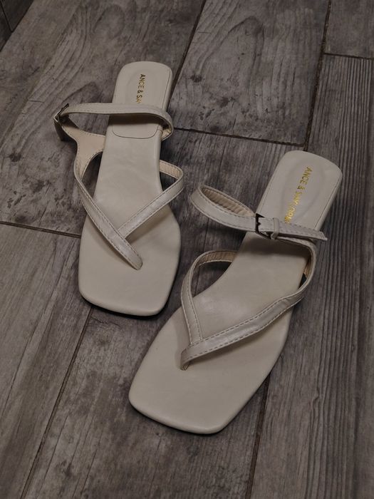 Дамски сандали в бял цвят