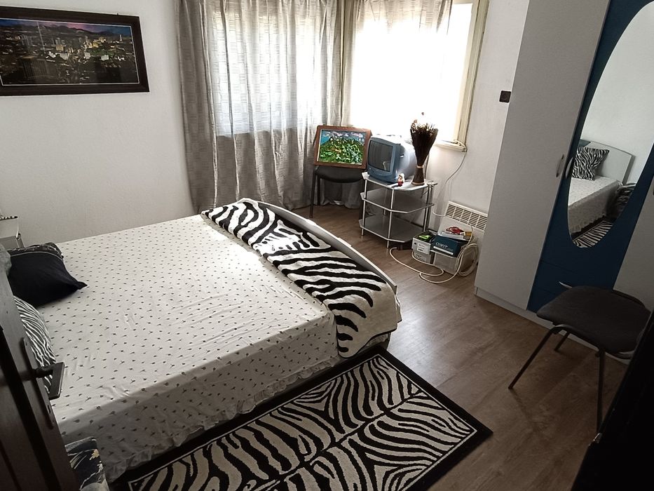 Двуетажна къща . Продава се/Под наем