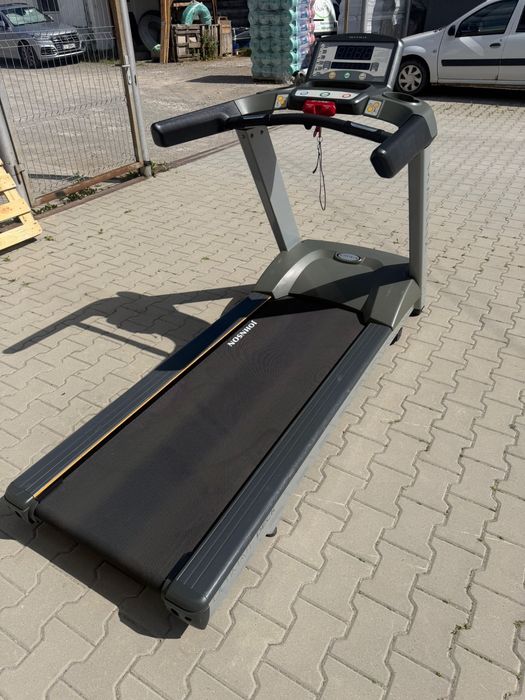 Bandă de alergat profesională Matrix T1X  LED