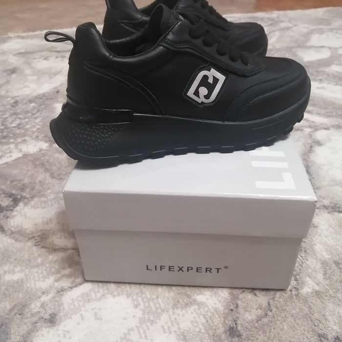 Продам новые кроссовки Lifexpert