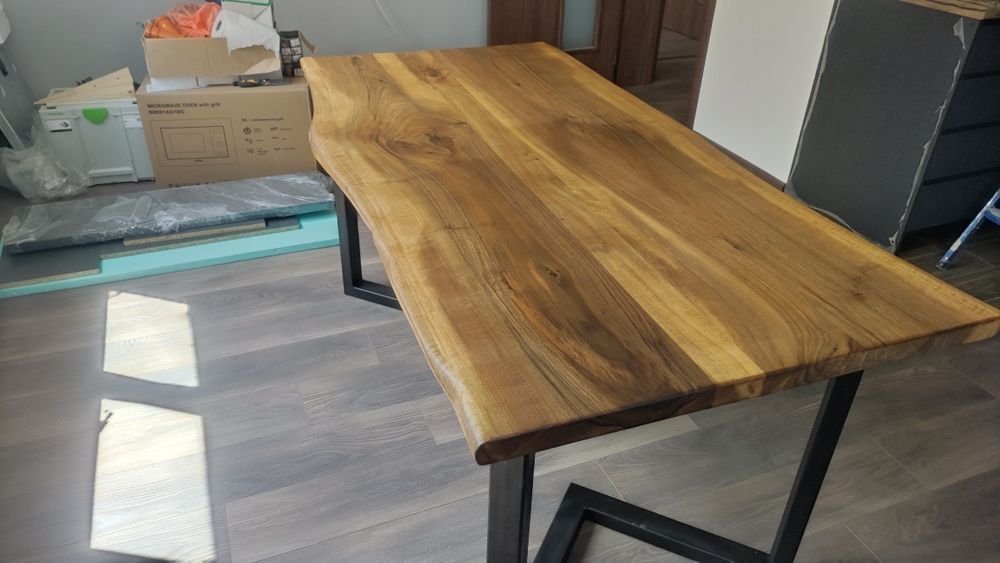 Трапезна маса от масив орех