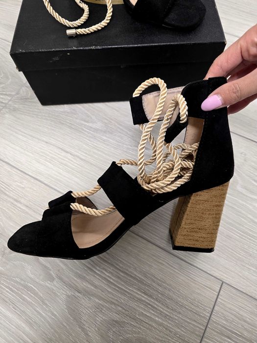 Сандали с връзки