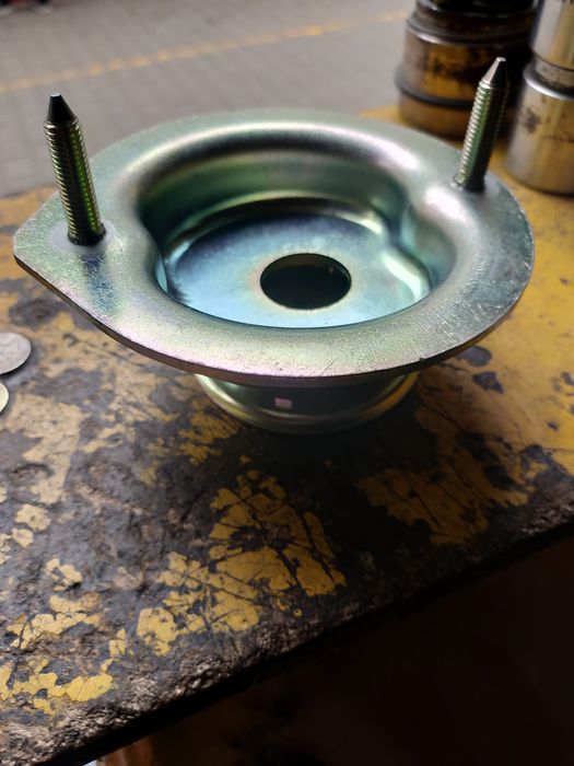 Мазда 323  старушка опора чашки амортизаторыа