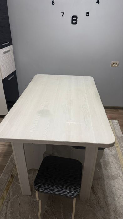 Кухонный стол со стулями